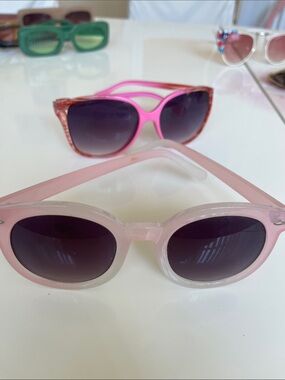 2 pairs of sunglasses